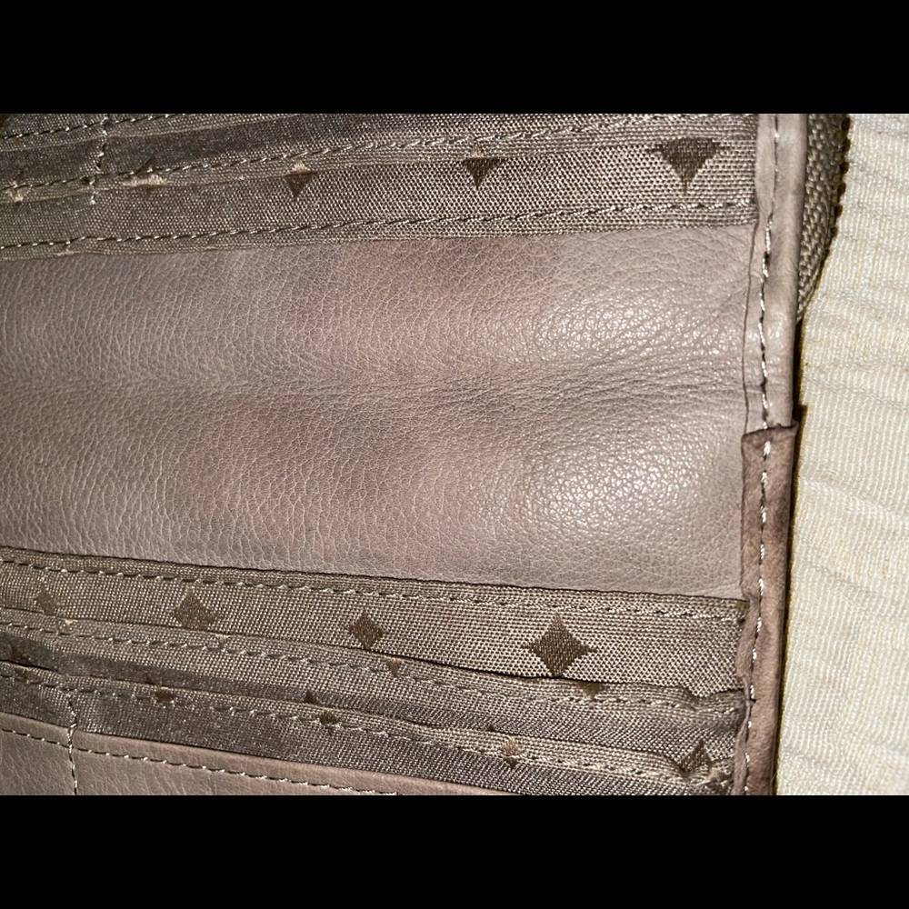 Lovely Fossil Wallet Neutral Metallic Gorgeous Color Pallet. - Picture 6 of 14